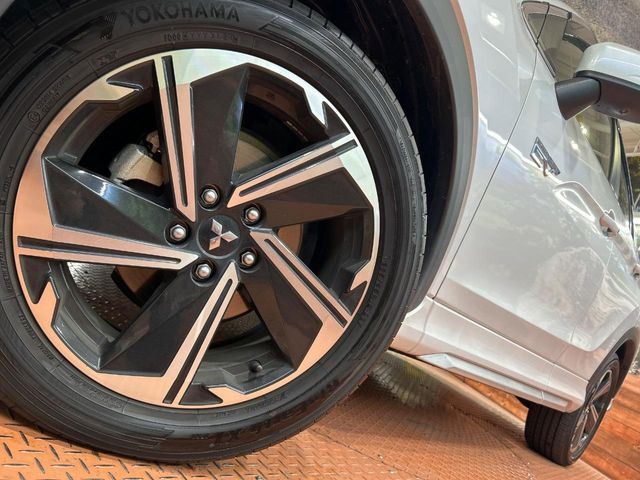 �y����18�C���`�A���~�z�C�[���z�O�ςɃ}�b�`���������A���~�z�C�[���𑕒����Ă���܂��B�e��ЊO�A���~�z�C�[����A�X�^�b�h���X�^�C�����戵�����Ă���܂��B���񂲑��k����������