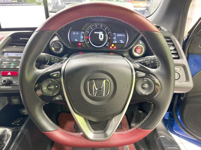 �y�����v�����X�e�A�����O�z�㎿�Ȋv���g�p���邱�ƂŁA��ɂ����������݂ƂĂ��^�]���₷���n���h���ł���