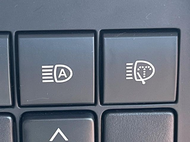 【オートマチックハイビーム】夜間の安全走行に役立つ便利な機能!先行車や対向車を検知し、ハイビームとロービームを自動で切り替えてくれます♪