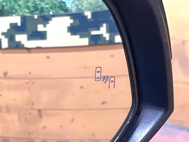 【ブラインドスポットモニター】走行中、ドアミラーの死角になりやすい箇所に後続車が接近するとサイドミラーのレンズに警告を表示!ドライバーに注意喚起をしてくれます。