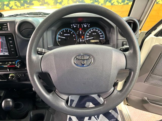 �C���e���A�ɍ��킹���f�U�C���̃X�e�A�����O�́A�^�]�������̂��Ƃ��l���A�^�]���₷���`��A�傫���ł��B�����x�A���ۂɐG���Ă��m���߂��������B