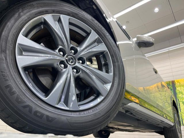 【純正アルミホイール】デザイン性の高い純正アルミホイールを装着しております。各種社外アルミホイールや、スタッドレスタイヤも取扱いしております。是非ご相談ください♪