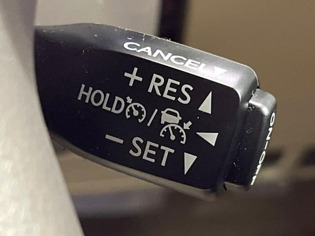 【レーダークルーズコントロール】高速道路での長距離走行が楽に!!自動で速度を保つクルーズコントロールが、衝突軽減システムと連携し、前方の車両を感知して車間を保つように速度調節してくれます!!