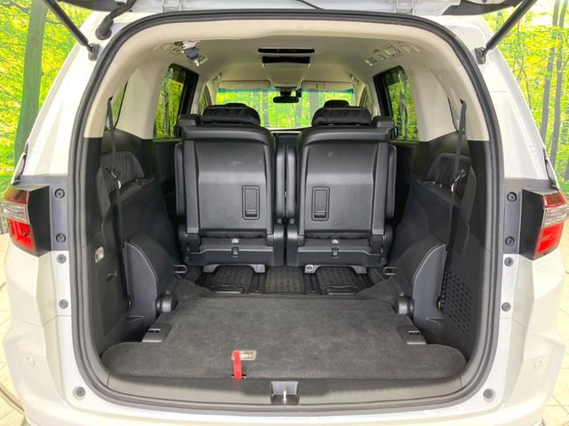 ���i�̂���������ʋ΁A���}���ɏ\���ȉ׎��X�y�[�X���m�ۂ��Ă���܂��B�Z�J���h�V�[�g��|���ƁA�傫�ȉו��̐ύڂ��\�ł���