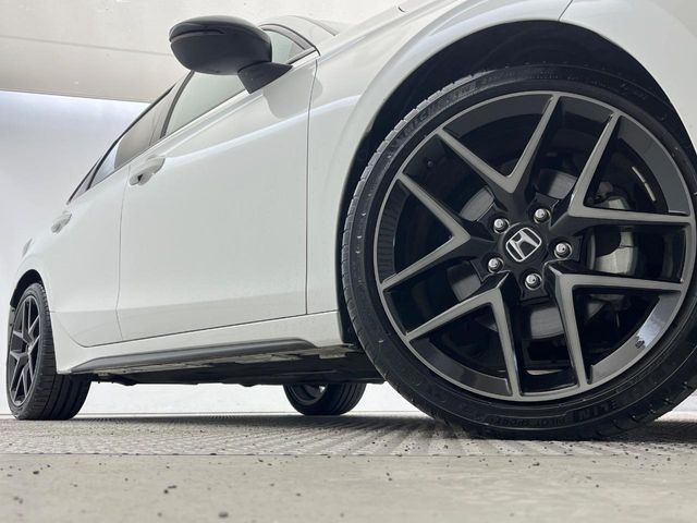 �y����18�C���`�A���~�z�C�[���z�O�ςɃ}�b�`���������A���~�z�C�[���𑕒����Ă���܂��B�e��ЊO�A���~�z�C�[����A�X�^�b�h���X�^�C�����戵�����Ă���܂��B���񂲑��k����������