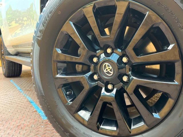 【グレード専用純正18インチアルミホイール】デザイン性の高い純正アルミホイールを装着しております。各種社外アルミホイールや、スタッドレスタイヤも取扱いしております。是非ご相談ください♪