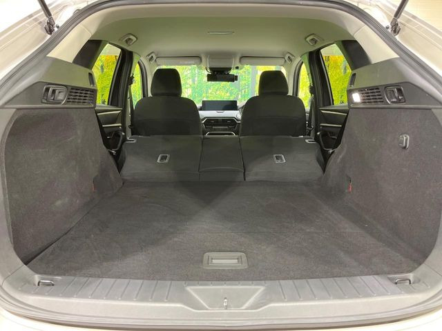 ラゲッジルームは、大容量のスペースを確保。普段のお買い物からレジャーまで、幅広く活躍してくれます!また、リアシートを倒すことでバリエーション豊かにお使いいただけます。