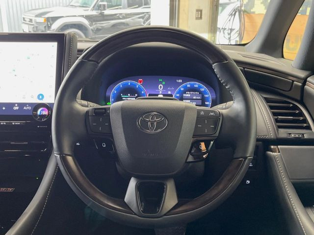 【ウッドコンビステアリング】高級感ある木目調パーツを採用した手に良く馴染むコンビハンドル。運転席廻りの雰囲気も一気に豪華になります!