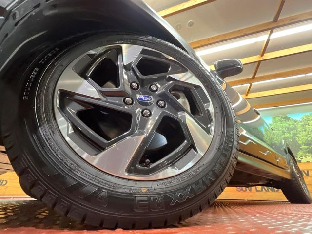 【純正18インチアルミホイール】外観にマッチした純正アルミホイールを装着しております。各種社外アルミホイールや、スタッドレスタイヤも取扱いしております。是非ご相談ください♪