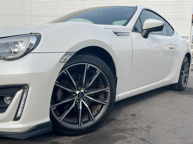 �y����17�C���`�A���~�z�C�[���z�O�ςɃ}�b�`���������A���~�z�C�[���𑕒����Ă���܂��B�e��ЊO�A���~�z�C�[����A�X�^�b�h���X�^�C�����戵�����Ă���܂��B���񂲑��k����������