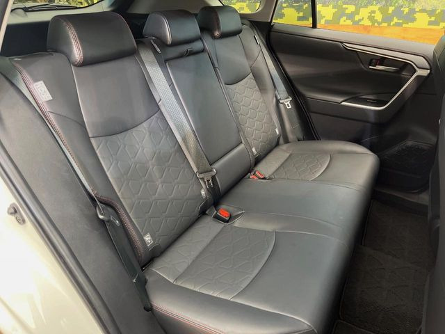 後部座席も気になるようなキズ・汚れやへたり等、大きなダメージはなく、良好な状態です。