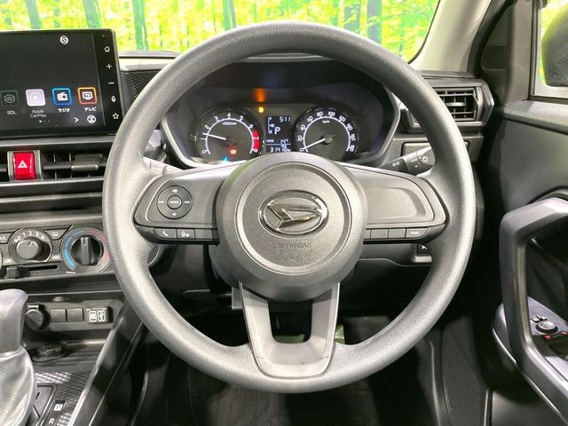 インテリアに合わせたデザインのステアリングは、運転される方のことも考え、運転しやすい形状、大きさです。是非一度、実際に触ってお確かめください。