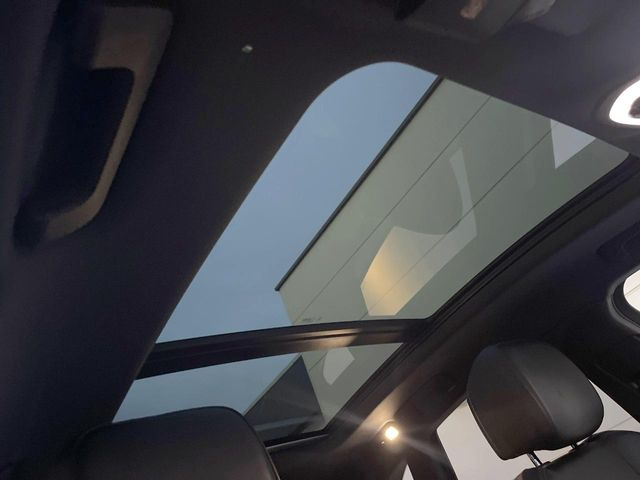 ●パノラミックスライディングルーフ::大迫力のパノラマルーフは、後部座席にまで続いており、開放的な空間をお楽しみいただけます。