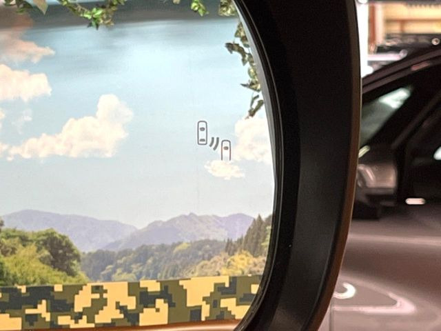 【ブラインドスポットモニター】走行中、ドアミラーの死角になりやすい箇所に後続車が接近するとサイドミラーのレンズに警告を表示!ドライバーに注意喚起をしてくれます。