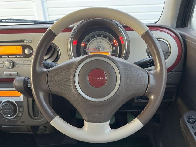 �C���e���A�ɍ��킹���f�U�C���̃X�e�A�����O�́A�^�]�������̂��Ƃ��l���A�^�]���₷���`��A�傫���ł��B�����x�A���ۂɐG���Ă��m���߂��������B