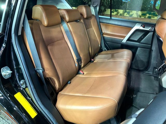後部座席も気になるようなキズ・汚れやへたり等、大きなダメージはなく、良好な状態です。