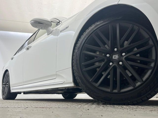 �y�O���[�h��p����18�C���`�A���~�z�C�[���z�f�U�C�����̍��������A���~�z�C�[���𑕒����Ă���܂��B�e��ЊO�A���~�z�C�[����A�X�^�b�h���X�^�C�����戵�����Ă���܂��B���񂲑��k����������