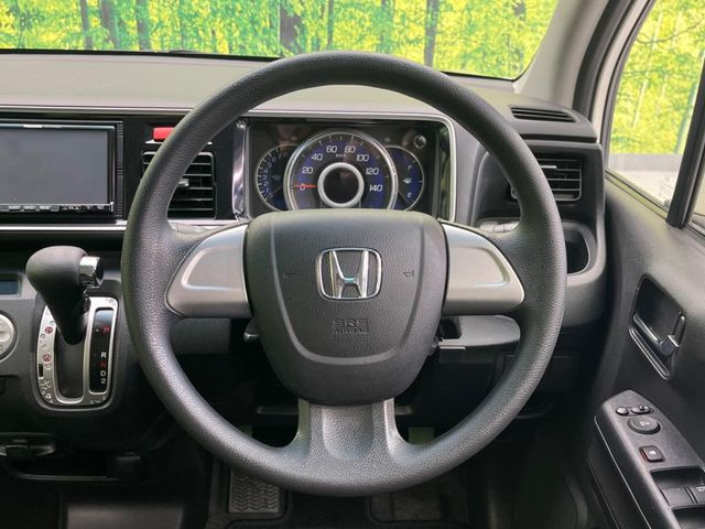 �C���e���A�ɍ��킹���f�U�C���̃X�e�A�����O�́A�^�]�������̂��Ƃ��l���A�^�]���₷���`��A�傫���ł��B�����x�A���ۂɐG���Ă��m���߂��������B