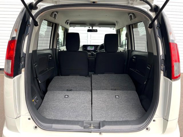 ���i�̂���������ʋ΁A���}���ɏ\���ȉ׎��X�y�[�X���m�ۂ��Ă���܂��B�Z�J���h�V�[�g��|���ƁA�傫�ȉו��̐ύڂ��\�ł���