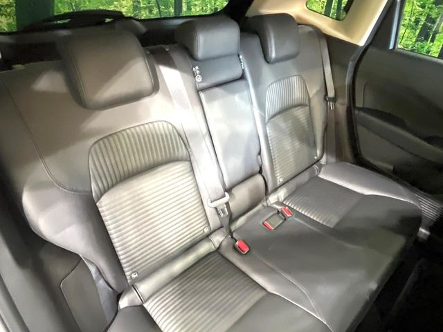 後部座席も気になるようなキズ・汚れやへたり等、大きなダメージはなく、良好な状態です。