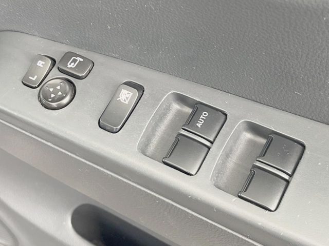 �y�d���i�[�~���[�z�T�C�h�~���[�͓d���i�[���ƂȂ��Ă���A�������ԏ�ł��L�Y�������X�N��}�����܂��B