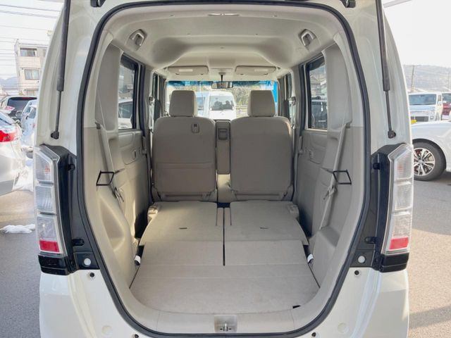 ���i�̂���������ʋ΁A���}���ɏ\���ȉ׎��X�y�[�X���m�ۂ��Ă���܂��B�Z�J���h�V�[�g��|���ƁA�傫�ȉו��̐ύڂ��\�ł���