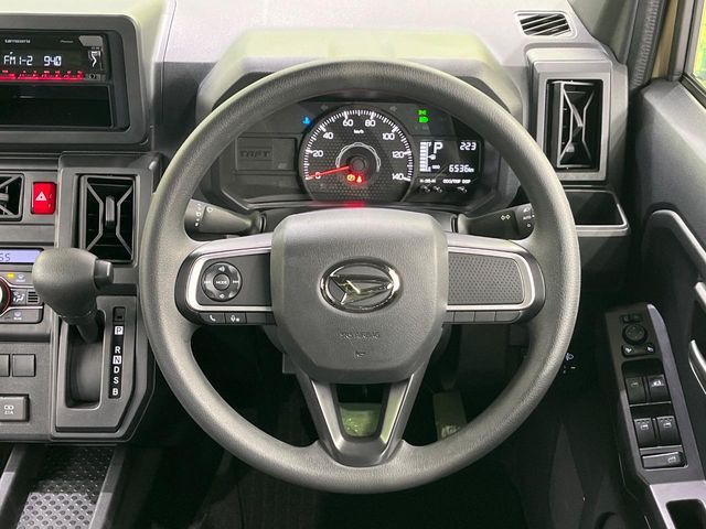 �C���e���A�ɍ��킹���f�U�C���̃X�e�A�����O�́A�^�]�������̂��Ƃ��l���A�^�]���₷���`��A�傫���ł��B�����x�A���ۂɐG���Ă��m���߂��������B