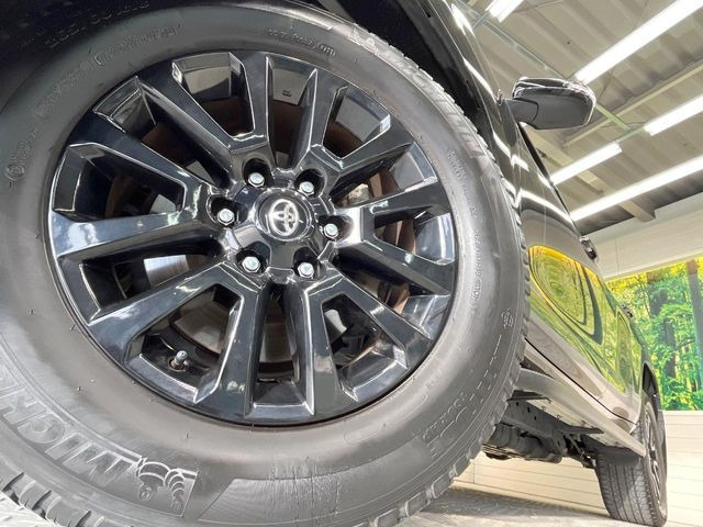 【純正18インチアルミホイール】外観にマッチした純正アルミホイールを装着しております。各種社外アルミホイールや、スタッドレスタイヤも取扱いしております。是非ご相談ください♪