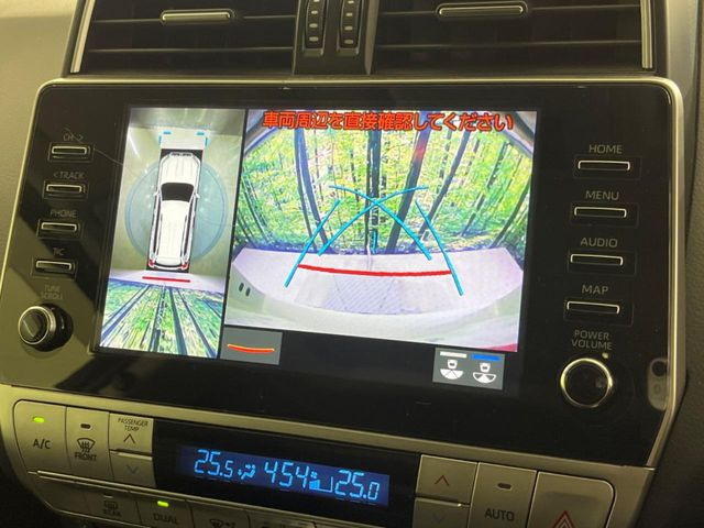 【パノラミックビューモニター】専用のカメラにより、上から見下ろしたような視点で360度クルマの周囲を確認することができます☆死角部分も確認しやすく、狭い場所での切り返しや駐車もスムーズに行えます。