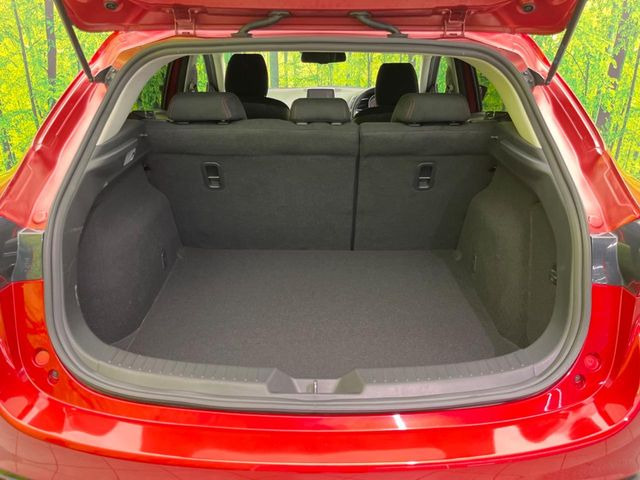 ���i�̂���������ʋ΁A���}���ɏ\���ȉ׎��X�y�[�X���m�ۂ��Ă���܂��B�Z�J���h�V�[�g��|���ƁA�傫�ȉו��̐ύڂ��\�ł���