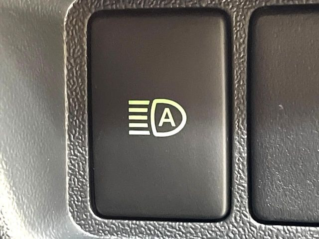 【オートマチックハイビーム】夜間の安全走行に役立つ便利な機能!先行車や対向車を検知し、ハイビームとロービームを自動で切り替えてくれます♪