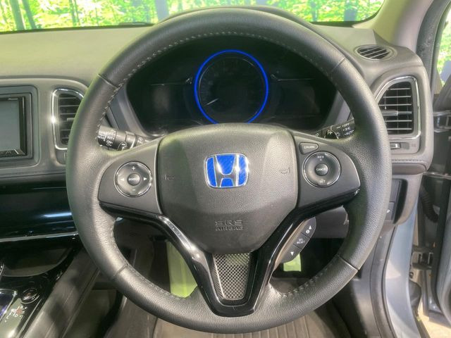 �C���e���A�ɍ��킹���f�U�C���̃X�e�A�����O�́A�^�]�������̂��Ƃ��l���A�^�]���₷���`��A�傫���ł��B�����x�A���ۂɐG���Ă��m���߂��������B