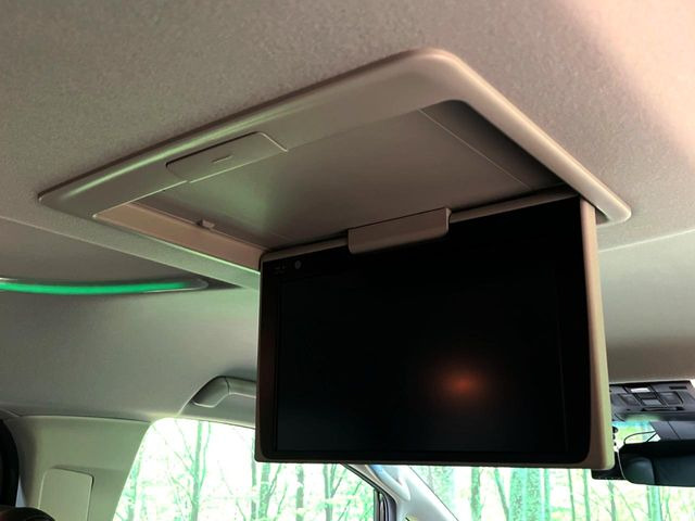 【12.8型フリップダウン】大画面モニターで後席でもエンタメをお楽しみいただけます。家族や友人とお出かけする機会が多い方に大人気です♪