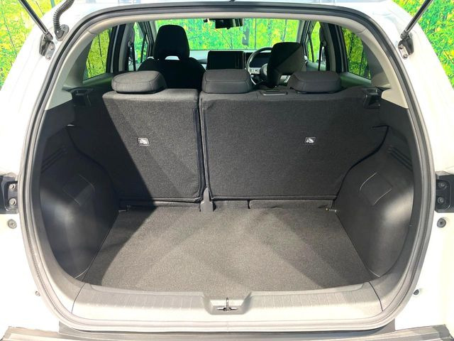 ���i�̂���������ʋ΁A���}���ɏ\���ȉ׎��X�y�[�X���m�ۂ��Ă���܂��B�Z�J���h�V�[�g��|���ƁA�傫�ȉו��̐ύڂ��\�ł���