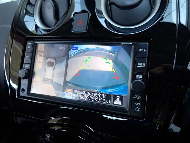 ���A���E���h�r���[���j�^�[��4�̃J�������瓾���摜���ԗ�������猩���낵���悤�ȉf���ŕ\�����邱�ƂŁA�ԂƘH�ʂ̒��Ԙg�̊֌W����ڂŊm�F�ł��܂���