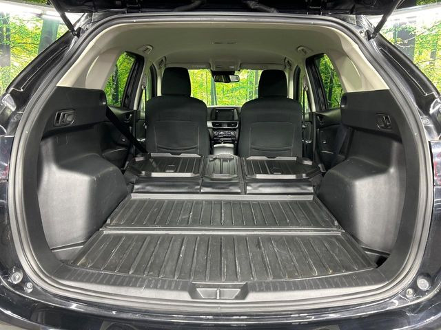 ���i�̂���������ʋ΁A���}���ɏ\���ȉ׎��X�y�[�X���m�ۂ��Ă���܂��B�Z�J���h�V�[�g��|���ƁA�傫�ȉו��̐ύڂ��\�ł���