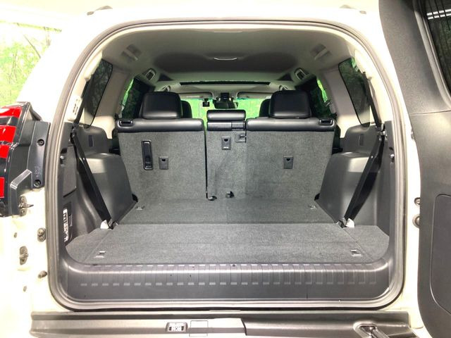ラゲッジルームは、大容量のスペースを確保。普段のお買い物からレジャーまで、幅広く活躍してくれます!また、リアシートを倒すことでバリエーション豊かにお使いいただけます。