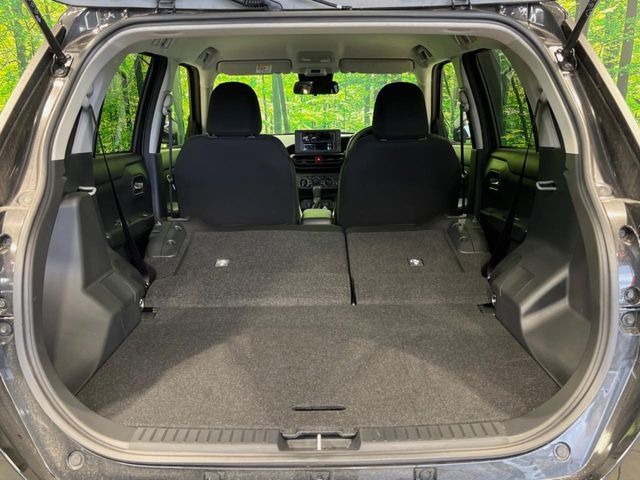 積み下ろしのしやすいデッキにはたっぷりと荷物を積み込んでいただけます。遊びから仕事まで、様々なシーンで頼れます♪