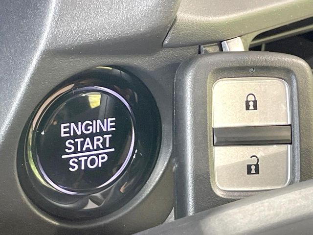【Hondaスマートキー】カバンやポケットに入れたままでもドアの施錠・解錠が可能なスマートキーを装備。エンジンのオン・オフ時もカギを取り出す必要が無いからとっても便利です♪