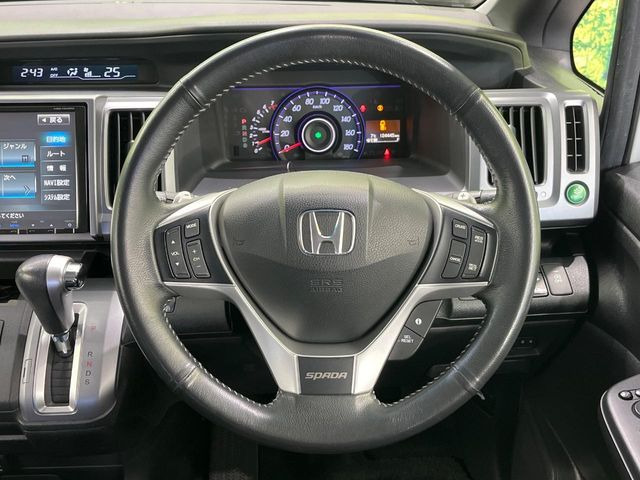 �C���e���A�ɍ��킹���f�U�C���̃X�e�A�����O�́A�^�]�������̂��Ƃ��l���A�^�]���₷���`��A�傫���ł��B�����x�A���ۂɐG���Ă��m���߂��������B