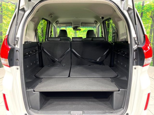 ���i�̂���������ʋ΁A���}���ɏ\���ȉ׎��X�y�[�X���m�ۂ��Ă���܂��B�Z�J���h�V�[�g��|���ƁA�傫�ȉו��̐ύڂ��\�ł���