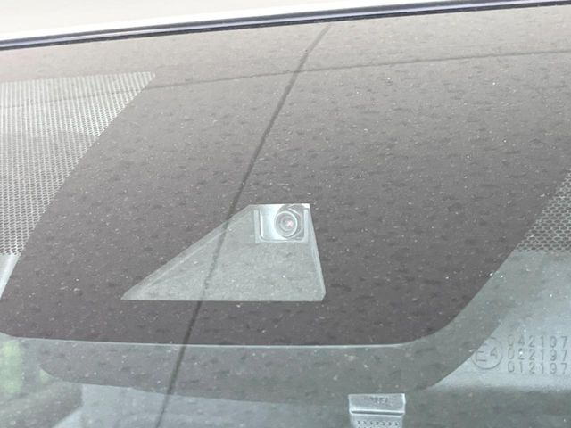 【プリクラッシュセーフティ】前方の車両等を検知し、衝突しそうな時は警報で注意を促し、ブレーキを踏む力をサポート。ブレーキを踏めなかった場合は衝突被害軽減ブレーキが作動、衝突回避をサポートします。