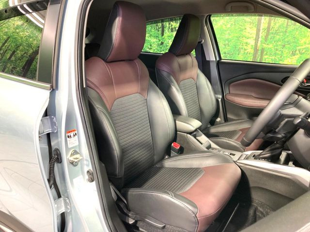 【ハーフレザーシート】高級感と座り心地を両立した人気のシート♪背面・座面のファブリック素材は、通気性の良さや滑りにくさに優れています。気温や服装に左右されず快適にお乗りいただけます。