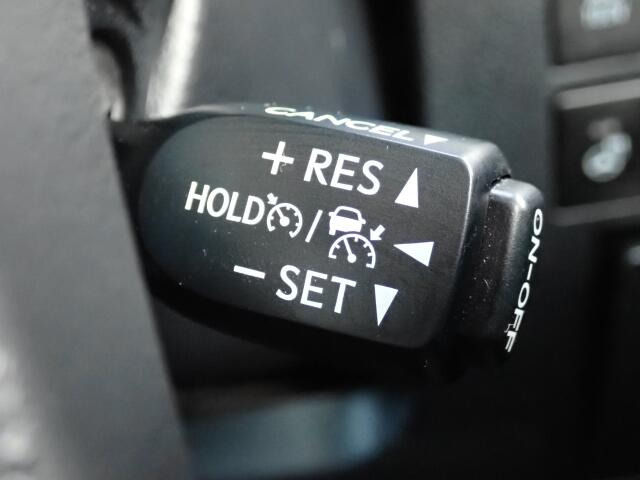 �y�N���[�Y�R���g���[���z�������H�ł̒��������s���y�ɁB�A�N�Z���y�_���𓥂܂��Ɏԑ������ɕۂ��Ƃ��\�ł��B�O���̎ԗ������m���ĎԊԂ�ۂ悤�ɑ��x���߂��Ă���܂�!!