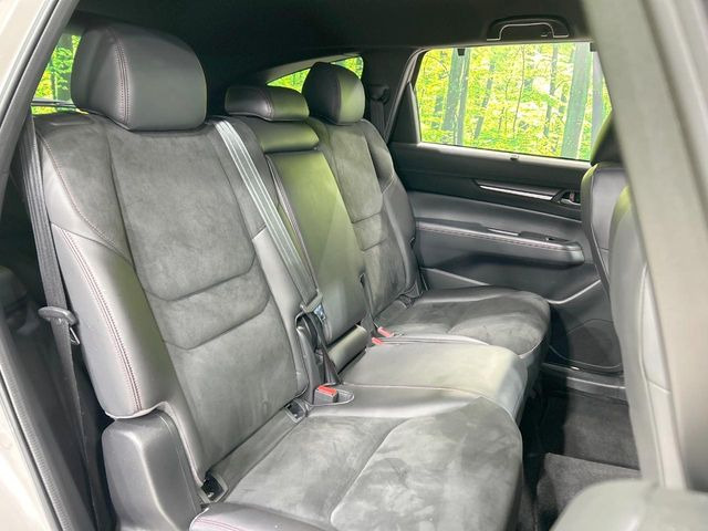 【ハーフレザーシート】高級感と座り心地を両立した人気のシート♪背面・座面のファブリック素材は、通気性の良さや滑りにくさに優れています。気温や服装に左右されず快適にお乗りいただけます。