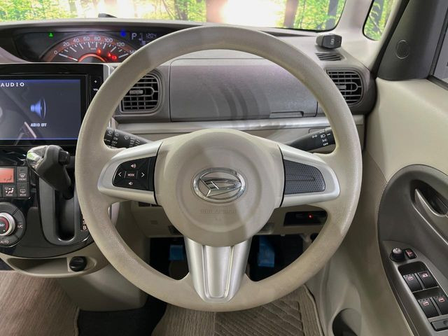 �C���e���A�ɍ��킹���f�U�C���̃X�e�A�����O�́A�^�]�������̂��Ƃ��l���A�^�]���₷���`��A�傫���ł��B�����x�A���ۂɐG���Ă��m���߂��������B