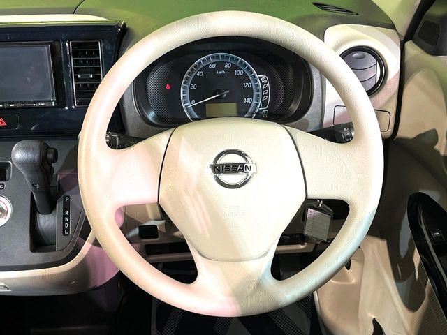 �C���e���A�ɍ��킹���f�U�C���̃X�e�A�����O�́A�^�]�������̂��Ƃ��l���A�^�]���₷���`��A�傫���ł��B�����x�A���ۂɐG���Ă��m���߂��������B