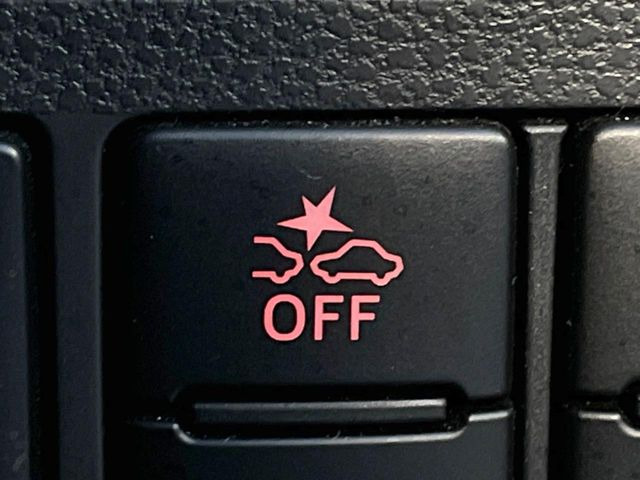 【スマートアシスト】走行中に前方の車両等を認識し、衝突しそうな時は警報とブレーキで衝突回避と被害軽減をアシスト。より安全にドライブをお楽しみいただけます。