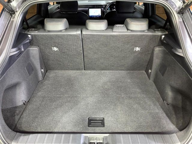 ���i�̂���������ʋ΁A���}���ɏ\���ȉ׎��X�y�[�X���m�ۂ��Ă���܂��B�Z�J���h�V�[�g��|���ƁA�傫�ȉו��̐ύڂ��\�ł���