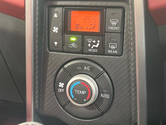 【オートエアコン】一度お好みの温度に設定すれば、車内の温度を検知し風量や温度を自動で調整。暑い&hellip;寒い&hellip;と何度もスイッチ操作をする必要はありません。快適な車内空間には必須の機能ですね♪